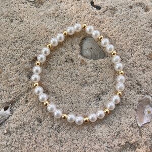 Gold and pearls bracelet